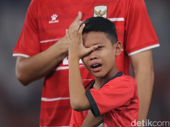 Salah satu pendamping garuda menangis saat dikumandangkannya lagu Indonesia Raya sebelum laga di SUGBK, Jakarta, Jumat (5/6/2026).