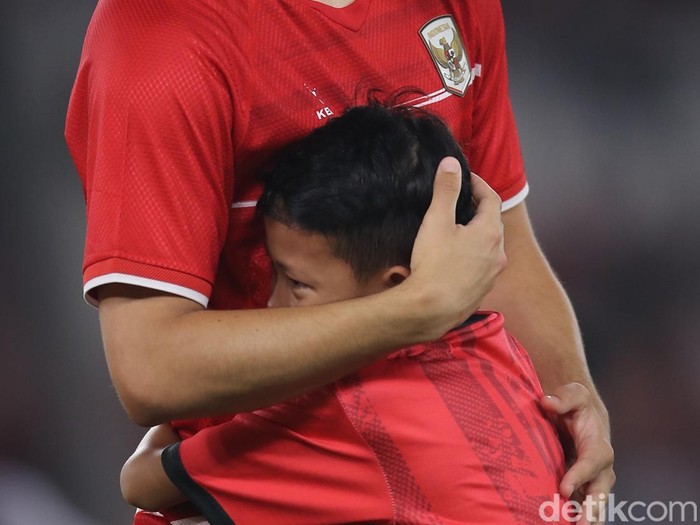 Salah satu pendamping garuda menangis saat dikumandangkannya lagu Indonesia Raya sebelum laga di SUGBK, Jakarta, Jumat (5/6/2026).