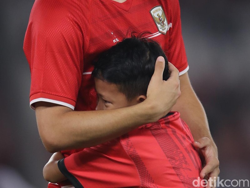 Salah satu pendamping garuda menangis saat dikumandangkannya lagu Indonesia Raya sebelum laga di SUGBK, Jakarta, Jumat (5/6/2026).
