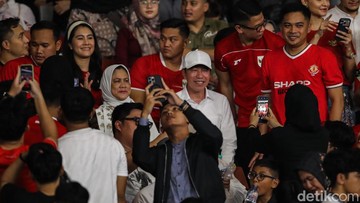 Momen Jokowi Larut dalam Euforia Kemenangan Timnas Indonesia
