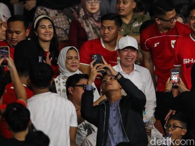 Momen Jokowi Larut dalam Euforia Kemenangan Timnas Indonesia