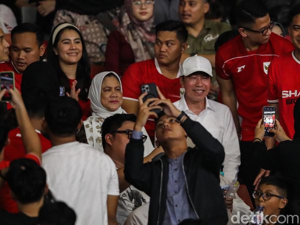 Momen Jokowi Larut dalam Euforia Kemenangan Timnas Indonesia