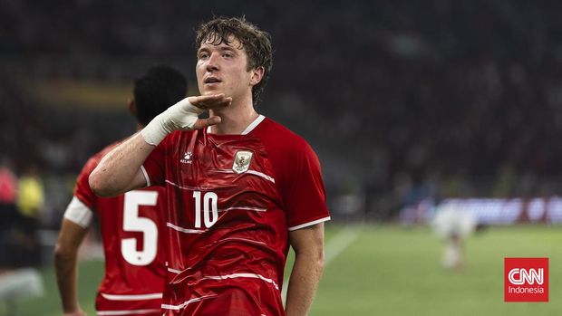 Ole Romeny mencetak satu gol Timnas Indonesia ke gawang Oman. Seperti biasanya, Romeny melakukan selebrasi 'head up' setelah membobol gawang lawan.