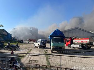 Video: Kebakaran Hebat Pabrik Olahan Ikan di Pati, 70% Bangunan Hangus