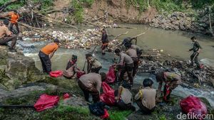 Peringati Hari Lingkungan Hidup, Pelajar dan Petugas Bersihkan Sungai Cibanten