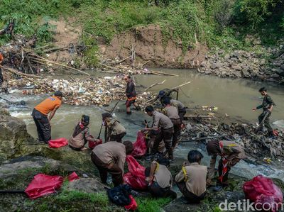 Peringati Hari Lingkungan Hidup, Pelajar dan Petugas Bersihkan Sungai Cibanten