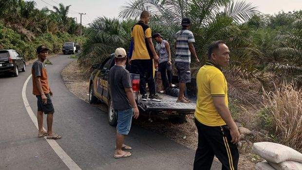 Personel Polsek Jayaloka bersama warga memperbaiki jembatan rusak di Desa Purwodadi, Jayaloka, Musi Rawas, Sumatera Selatan (Sumsel).