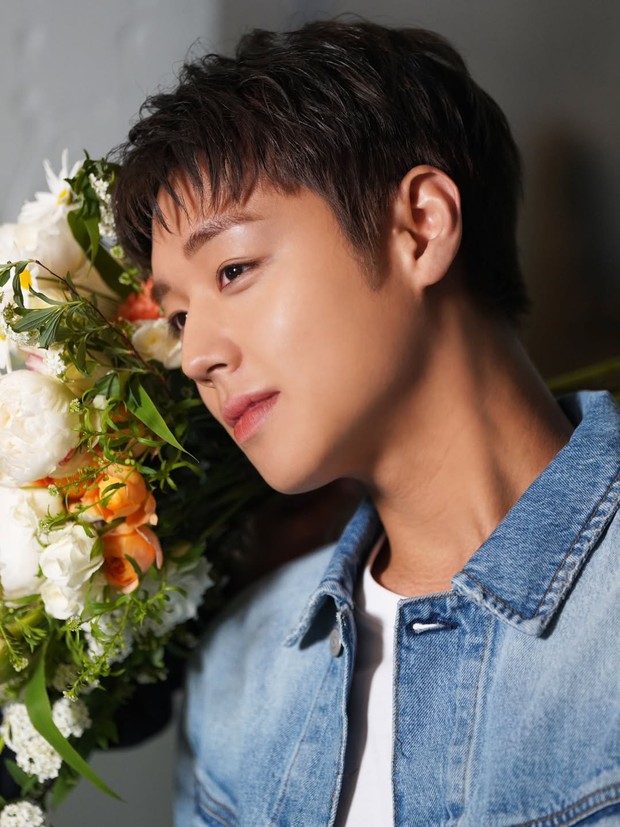 Potret Park Ji Hoon./ Foto: instagram.com/yy_ent Park Ji Hoon menantikan antusias keberangkatan militernya dan mengharapkan dapat ditempatkan di pelatihan yang mengajarkannya banyak hal baru.