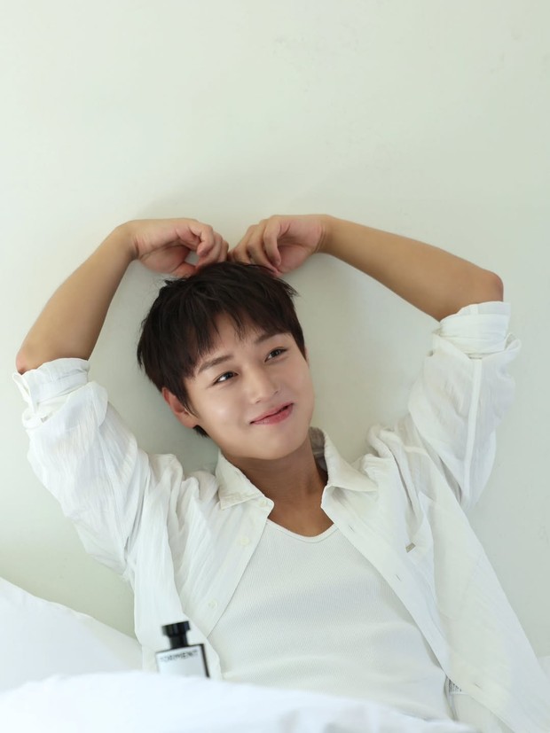 Potret Park Ji Hoon./ Foto: instagram.com/yy_ent Park Ji Hoon berupaya memaksimalkan aktivitasnya di industri hiburan pada tahun 2026 sebelum sepenuhnya fokus melaksanakan wajib militer pada tahun 2027.