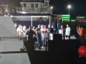 Kapal Kargo Tenggelam di Selat Singapura, 107 Kontainer Hilang