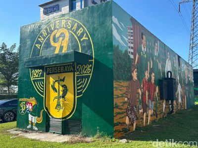 Potret Spanduk-Mural Bonek Sambut HUT ke-99 Persebaya Hiasi Kota Surabaya