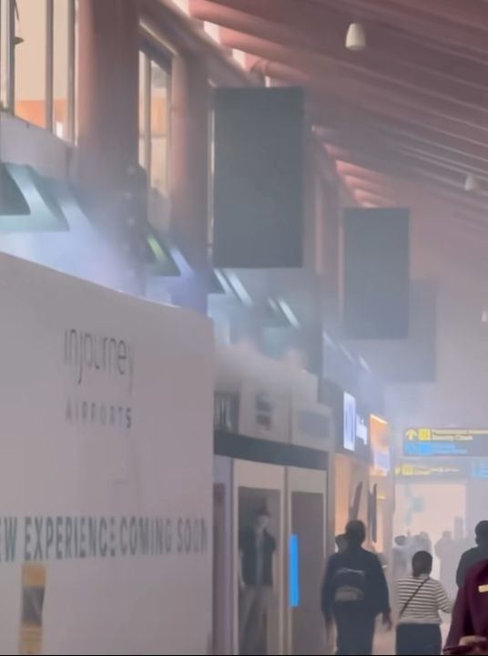 Terminal 2 Bandara Internasional Soekarno-Hatta diselimuti kepulan asap pada Sabtu (6/6). (Arsip Istimewa)