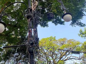 Kumuh! Tiang Lampu Klasik Bandung Terlilit Tali Bekas Spanduk