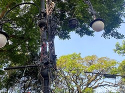 Kumuh! Tiang Lampu Klasik Bandung Terlilit Tali Bekas Spanduk