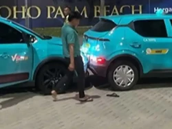 Video Aksi 2 Pengemudi Taksi Green SM Saling Tabrak