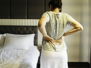 Pinggang Sakit Tiap Mau Tidur, Tanda Saraf Kejepit? Ini Kata Dokter