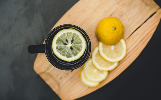 Air lemon hangat untuk minuman penurun berat badan/Foto: Pexels.com/Raka Miftah Air lemon hangat menjadi salah satu minuman penurun berat badan yang populer karena rendah kalori dan kaya vitamin C yang baik untuk metabolisme tubuh.