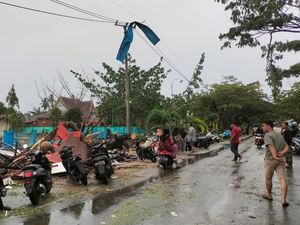 Angin Puting Beliung Terjang Bengkalis, Atap Sekolah hingga Rumah Warga Hancur