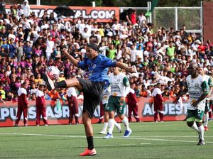 Euforia Ronaldinho, Warga Petare Tumpah Ruah Saksikan Aksi Sang Maestro Brasil
