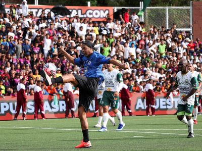Euforia Ronaldinho, Warga Petare Tumpah Ruah Saksikan Aksi Sang Maestro Brasil
