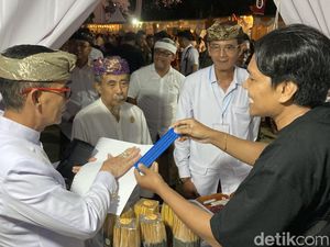 Kala Tunanetra Ajarkan Bupati Baca Huruf Timbul di Festival Literasi Klungkung