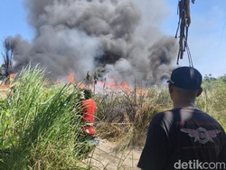 Asap Hitam Membubung, Gudang Plastik Bekas di Sidoarjo Terbakar Hebat