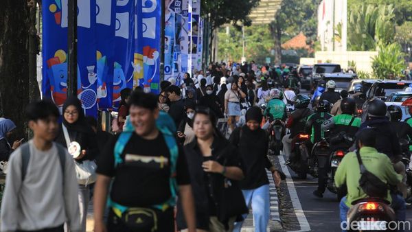 Lautan Manusia di GBK, Warga Tumpah Ruah Nikmati Akhir Pekan di Senayan
