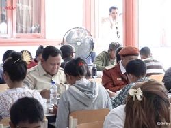 Momen Prabowo Santap MBG Bareng Ortu dan Siswa Sekolah Rakyat di Bali