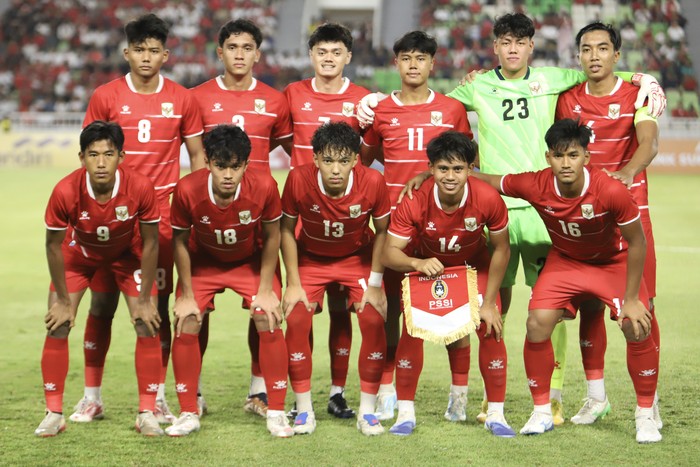 Pesepak bola Timnas Indonesia U-19  Fabio Azkairawan (tengah) mencoba menaklukkan penjaga gawang Vietnam U-19 Xuan Tin Hoa (kiri) pada pertandingan Piala AFF U-19 2026 di Stadion Utama Sumatera Utara, Kabupaten Deli Serdang, Minggu (7/6/2026). ANTARA