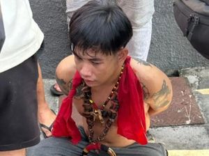Detik-detik Pria Diduga ODGJ Ngamuk, Bacok Ibu-Anak Pakai Mandau