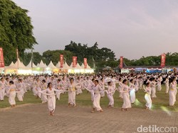 Tari Widya Mahottama Massal Buka Festival Literasi dan Pendidikan Klungkung