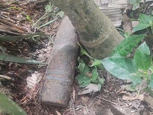 Penampakan Amunisi Diduga Bom Perang Dunia II Terbawa Arus Banjir di Doyo Baru