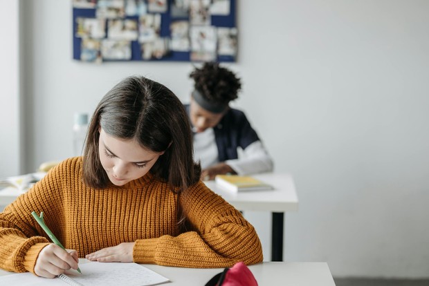 Pertanyaan dalam ujian All Souls College terkenal unik dan abstrak karena menguji kemampuan berpikir kritis, logika, serta kreativitas peserta melalui esai mendalam.