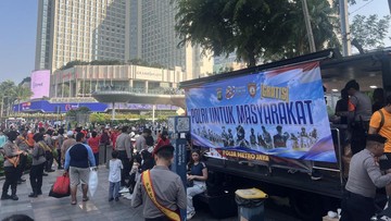 Polda Metro Bagikan 500 Porsi Bubur Gratis di CFD Bundaran HI, Langsung Habis