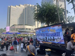 Polda Metro Bagikan 500 Porsi Bubur Gratis di CFD Bundaran HI, Langsung Habis