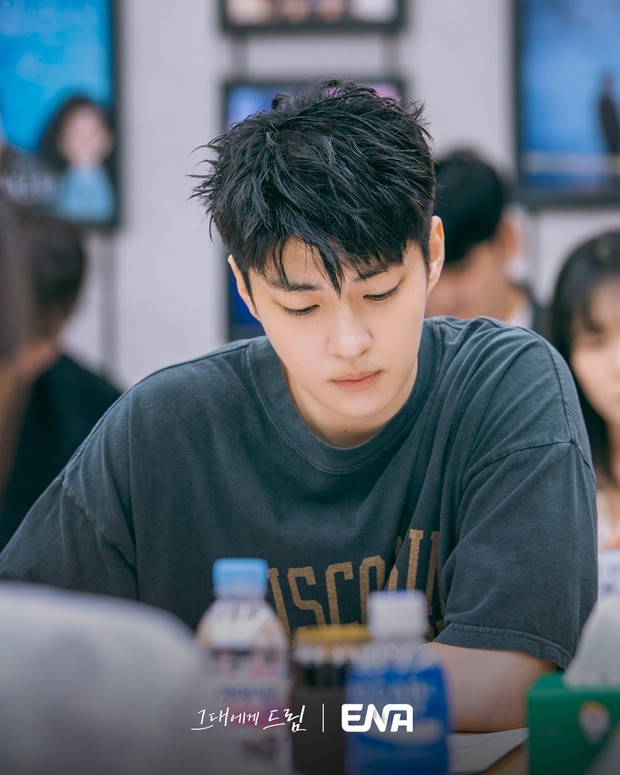 Baek Sung Chul memerankan Shim Yoo Geon yang merupakan aktor pendatang baru di drama 'Dream to You'.