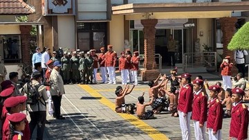 Prabowo Tiba di Sekolah Rakyat Tabanan Bali, Disambut Tari Kecak dan Yel-yel