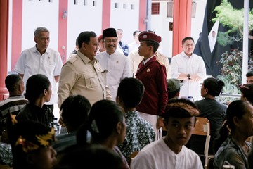 Presiden Prabowo Makan Siang Bersama Siswa SRMP 17 Tabanan