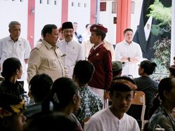Presiden Prabowo Makan Siang Bersama Siswa SRMP 17 Tabanan