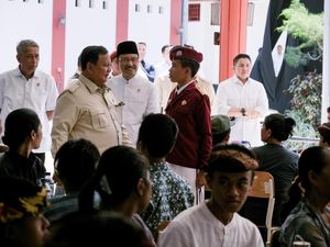 Presiden Prabowo Makan Siang Bersama Siswa SRMP 17 Tabanan