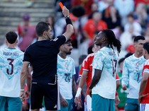 Momen Baku Hantam Rafael Leao yang Berujung Kartu Merah