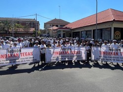 Ratusan Masyarakat Desa Adat Bugbug Geruduk Polres Karangasem