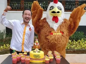 Momen Ruben Onsu Mukbang Geprek Bensu yang Cabangnya Sisa Dua di Jakarta