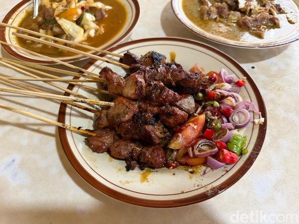Legend Sejak 1964! Sate Keroncong dalam Gang Jatinegara Ini Tak Bau Prengus