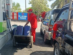 Ironi SPBU di Sampang Prioritaskan Pembelian Jeriken daripada Kendaraan