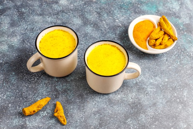 Susu kunyit untuk minuman penurun berat badan/Foto: Magnific.com/azerbaijan_stockers Susu kunyit menjadi minuman penurun berat badan yang dapat membantu menjaga kesehatan metabolisme dan sistem pencernaan tubuh.