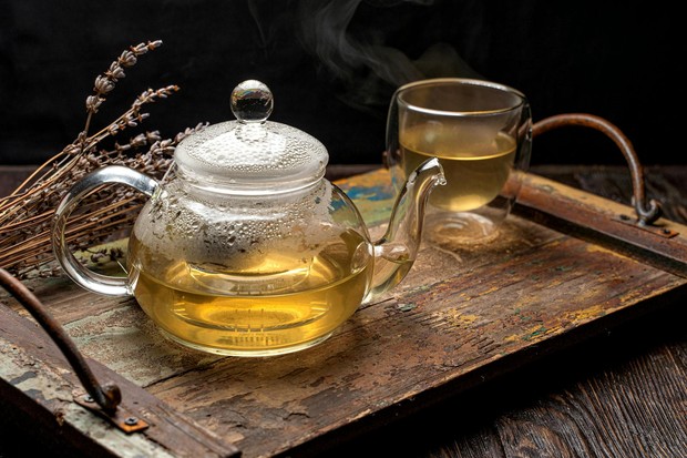Teh hijau untuk minuman penurun berat badan/Foto: Pexels.com/Denys Gromov Teh hijau dikenal sebagai minuman penurun berat badan yang dipercaya dapat membantu meningkatkan metabolisme dan pembakaran lemak.