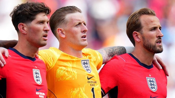 TAMPA, FLORIDA - JUNE 06: John Stones, Jordan Pickford and Harry Kane #9 of England sing the national anthem prior to the international friendly match between England and New Zealand at Raymond James Stadium on June 06, 2026 in Tampa, Florida.   Rich