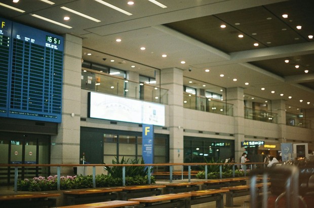 Tur kota gratis Bandara Incheon untuk penumpang transit/Foto: Unsplash.com/hannah park Bandara Incheon menghadirkan program tur kota gratis dengan pilihan wisata budaya, belanja, dan kuliner di kawasan Seoul dan sekitarnya.