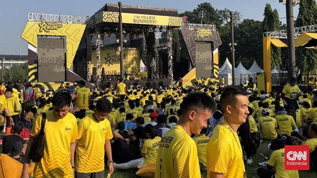 Yellow Run 2026 Yellow Run 2026 sendiri digelar di kawasan GBK dengan target 10 ribu peserta. Ajang ini mempertandingkan dua kategori lomba, yakni 5 kilometer (5K) dan 10 kilometer (10K), dengan rute yang relatif datar untuk mendukung pencapaian catatan waktu terbaik para pelari.(CNN Indonesia/Dela Naufalia)